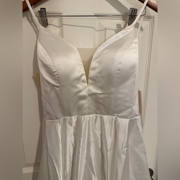 V neck satin wedding dress - Picture 6 of 14